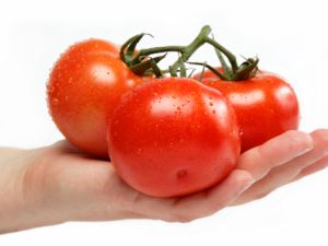 قومي بوضع حبّات الطماطم كما هي من غير تقطيع أو فرم في صينية
