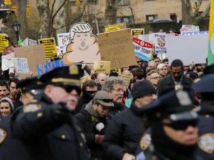 مناهضون لترامب يغلقون طريقا في أريزونا ويتظاهرون في نيويورك