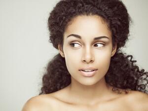 تتسم الفتاة السمراء بالنعومة (shutterstock.com)