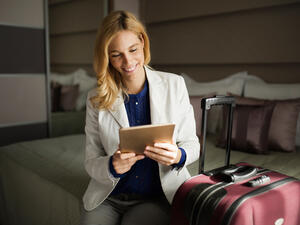 يجب أن تحمّل التّطبيقات الضّروريّة على الهاتف المحمول قبل ترك المنزل