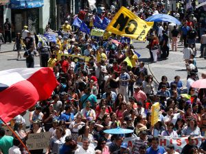 حرق حافلات واغلاق شوارع احتجاجاً في تشيلي