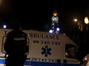 سيارة إسعاف في موقع الهجوم على حافلة للحرس الرئاسي في تونس يوم الثلاثاء