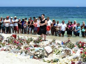 سياح يقفون دقيقة صمت حدادا على ضحايا هجوم سوسة
