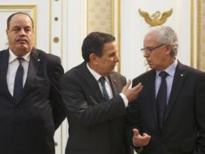 وزير العدل التونسي المقال محمد صالح بن عيسى (الى اليمين) يستمع الى وزير الدفاع فرحات الحرشاني
