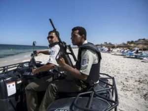 رجلا أمن خلال دورية على الشاطيء قرب فندق امبريال مرحبا في سوسة بتونس
