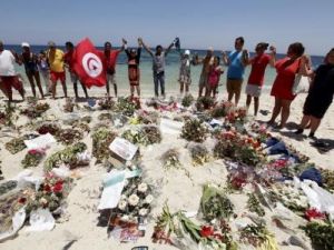 أشخاص يقفون دقيقة صمت حدادا على ارواح قتلى هجوم لمسلحين على شاطىء في سوسة
