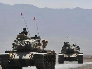 جنود اتراك على طريق بجنوب شرق البلاد
