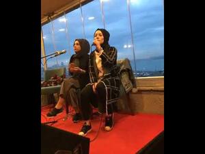 وفاة تركية خلال غنائها على المسرح