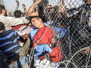 حرس الحدود التركي يستخدم خراطيم المياه لإبعاد اللاجئين السوريين