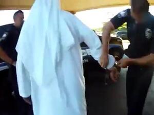 قالت الضحية إنها بينما كانت نائمة في سريرها مع أطفالها استيقظت فجأة ووجدت رجلاً يلمس جسدها