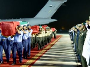جثامين الجنود الاماراتيين الذين قتلوا في اليمن عند وصولها الى ابوظبي
