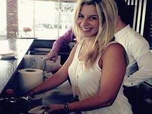 Customer at Fraiche Cafe & Bistro washes her dishes for charity (image: Facebook)