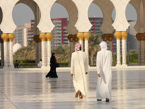 Grand Mosque Abu Dhabi (Source: Wikimedia Commons) 