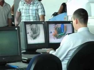 A special device helped capture the man carrying 1.7 kilograms of cocaine in his intestines. (screenshot)