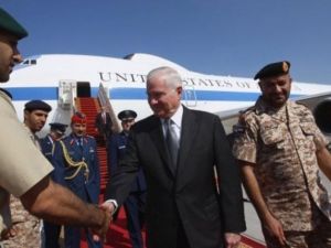 وصول وزير الدفاع الاميركي روبرت غيتس الى مطار ابوظبي