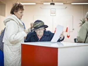 عجوز تدلي بصوتها في الانتخابات البولندية 