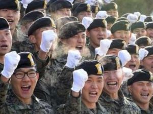 عناصر القوة الكورية الجنوبية خلال حفل وداعهم لدى توجههم الى الامارات