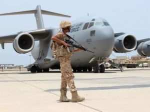 جندي إماراتي يحرس طائرة عسكرية إماراتية في مطار عدن بجنوب اليمن
