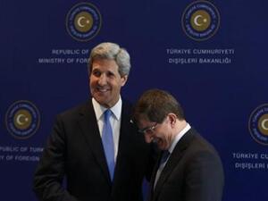 وزير الخارجية الامريكي جون كيري مع نظيره التركي داود اوغلو

