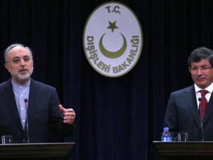 وزير الخارجية التركي احمد داود اوغلو (يمين) في مؤتمر صحافي مشترك مع نظيره الايراني علي اكبر صالحي في انقرة 
