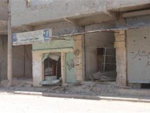 آثار القصف واضحة في شارع بمنطقة قريبة من حمص 
