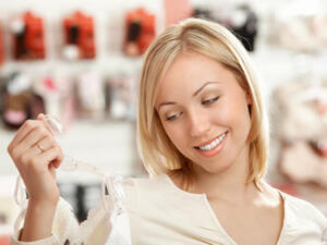 يتوجب عليك ارتداء ملابس داخلية بيضاء تحت فستان الزفاف