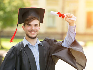 علمي ابنك قبل دخول الجامعه كيفية استخدام بطاقة الائتمان عند الضرورة