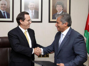 Planning and International Cooperation Minister Jafar Hassan (right) shakes hands with US Ambassador to Jordan Stuart Jones on Tuesday after signing a $100 million grant agreement (Photo courtesy of Ministry of Planning)