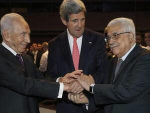 الرئيس الفلسطيني ووزير الخارجية الاميركي والرئيس الاسرائيلي خلال منتدى البحر الميت في الاردن/أ.ف.ب