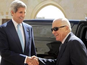 جون كيري مصافحا امين عام الجامعة العربية الذي التقاه في عمان وبحث معه استئناف المفاوضات/أ.ف.ب
