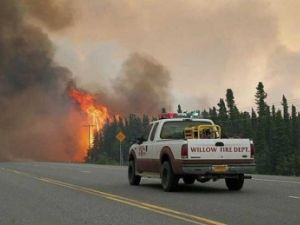 المئات في آلاسكا يغادرون منازلهم بسبب الحرائق