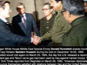 صورة ارشيفية للرئيس العراقي الراحل صدام حسين مصافحا رامسفيلد
