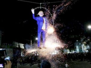 إحراق دمى ترامب في مختلف أنحاء المكسيك