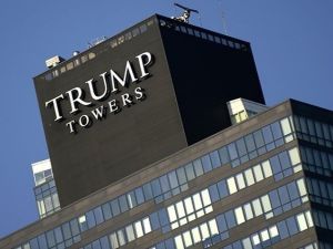  لافتة تحمل اسم دونالد ترامب على برج وسط إسطنبول