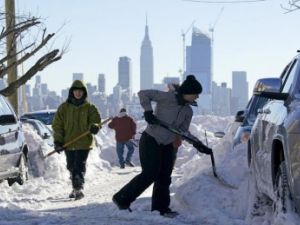 بدء ازالة الثلوج في الولايات المتحدة بعد عاصفة خلفت 18 قتيلا
