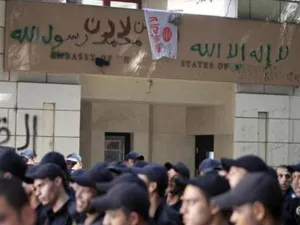 أفراد من قوات الأمن المصرية أمام مدخل السفارة الأمريكية بالقاهرة حيث يحتشد محتجون يوم الأربعاء
