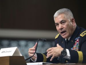 الجنرال جون كامبل قائد بعثة حلف شمال الاطلسي في افغانستان