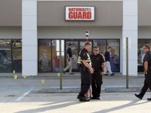 ضباط من مكتب التحقيقات الاتحادي والشرطة المحلية يعملون عند مركز تجنيد عسكري مشترك في تشاتانوجا في ولاية تنيسي الأمريكية يوم الخميس
