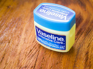 الفازلين من المستحضرات المفيدة للعناية بصحة الرموش (shutterstock.com)