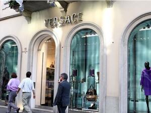 "فيرساتشي" تستخدم رمزًا للزبائن الملونين