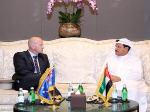 سلطان بن سعيد المنصوري، وزير الاقتصاد، مع معالي نيال بلير، الوزير المكلّف بالصناعات الدولية في حكومة نيوساوث ويلز الأسترالية.