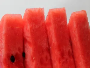 يُعتبر البطيخ غذاءً مُناسباً لحميات خسارة الوزن