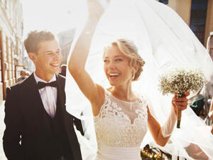 جمال الورود في الزفاف وما تضفيه من رقة ونعومة لإطلالة العروس لا يُقاوم