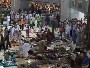 صورة للرافعة والضحايا في ساحة الحرم 
