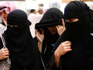 سعوديات نطالب الحكومة بتحريرنا