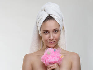 قومي بغسل المهبل وثنايا الشفرتين بالماء والصابون غير المعطر