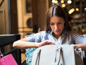 جب أن تغسلي يديكِ جيداً ثم امسحي حقيبتك بمناديل مرطبة خالية من الكحول

