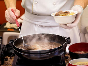 يعتمد قدر الضغط على الطبخ بالبخار.

