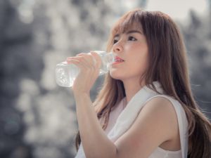 يجب شُرب كميات كبيرة من الماء خلال الدورة الشهرية