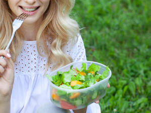 يجب على مولود برج السرطان تضمين نظامه الغذائي خاصة السلطة الخضراء 